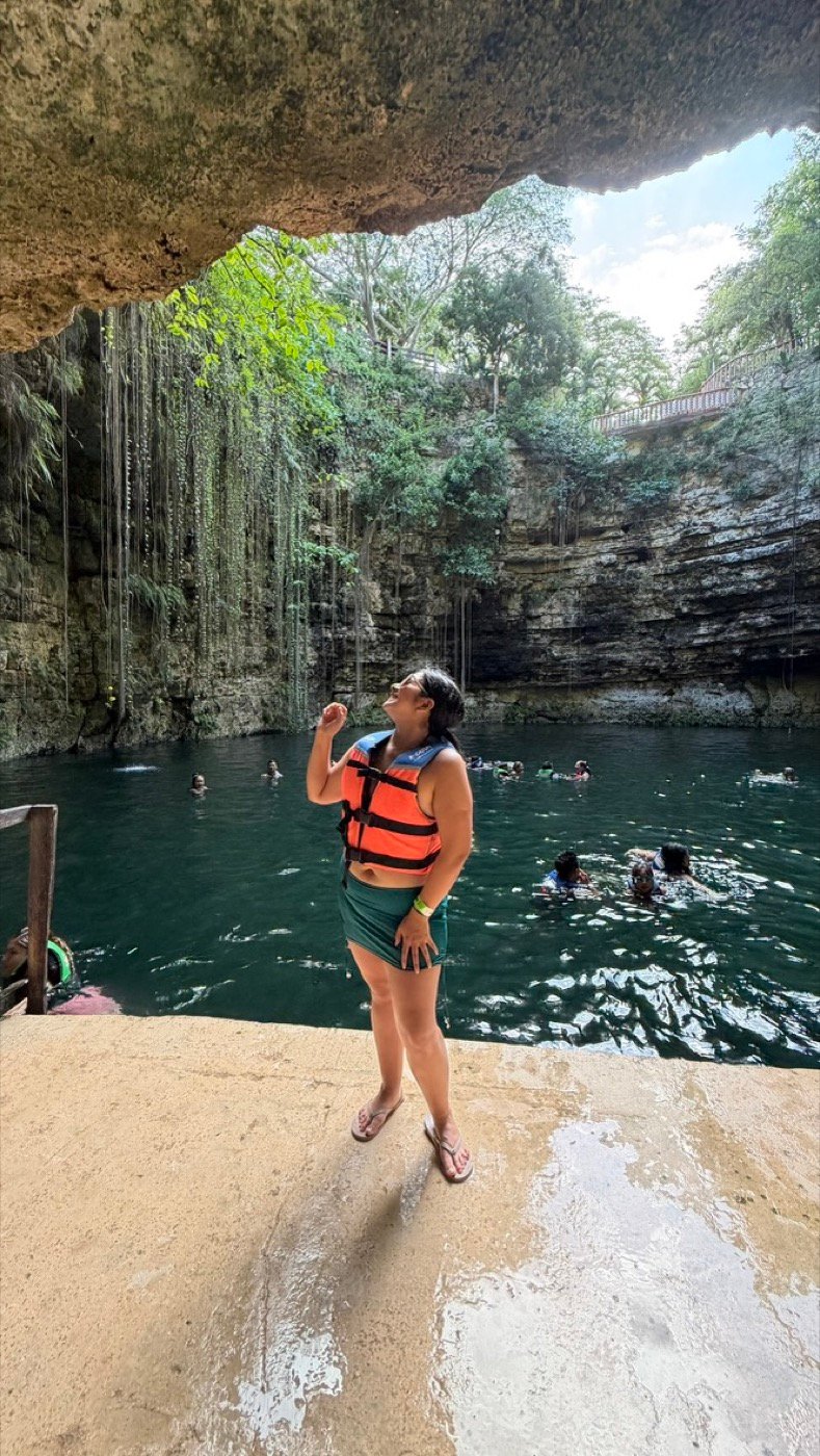 Mariel Cárdenas en el Cenote Xcajum, cerca de Chichén Itzá, México