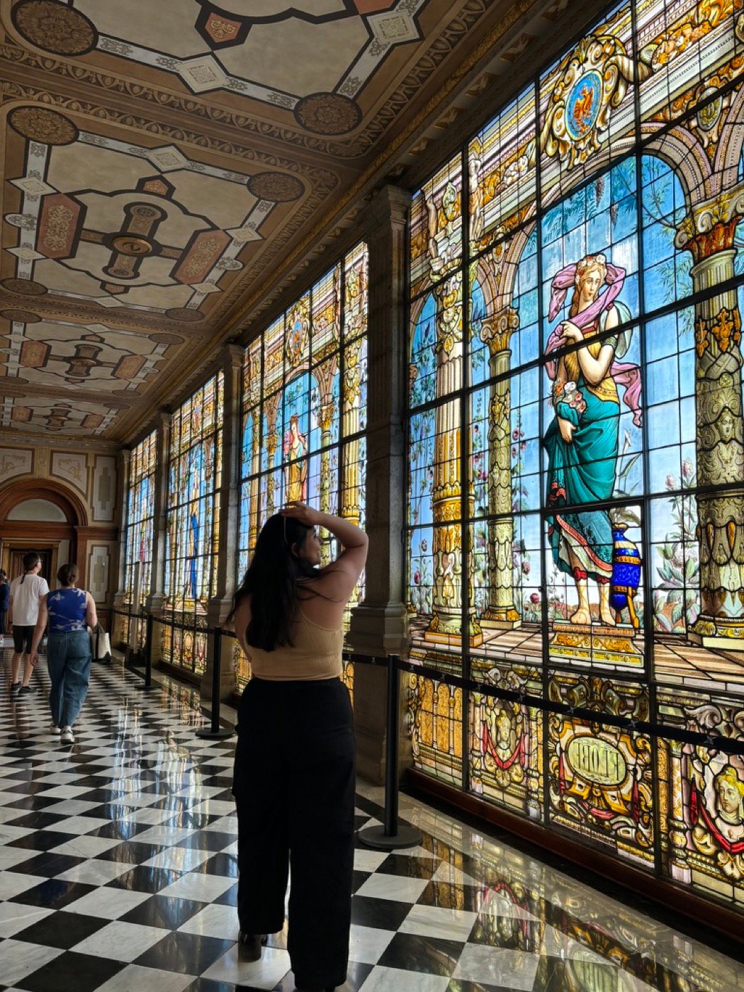 Mariel Cárdenas en un pasillo con vitrales del Castillo de Chapultepec, Ciudad de México