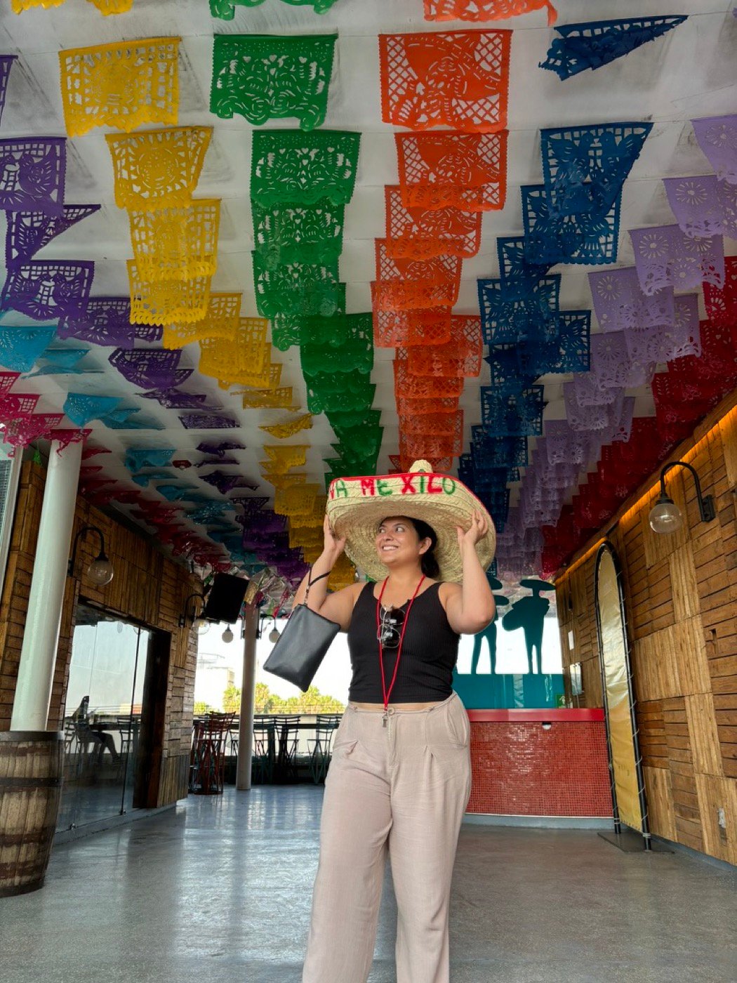 Mariel Cárdenas con sombrero mexicano en el Museo del Tequila y Mezcal, Ciudad de México