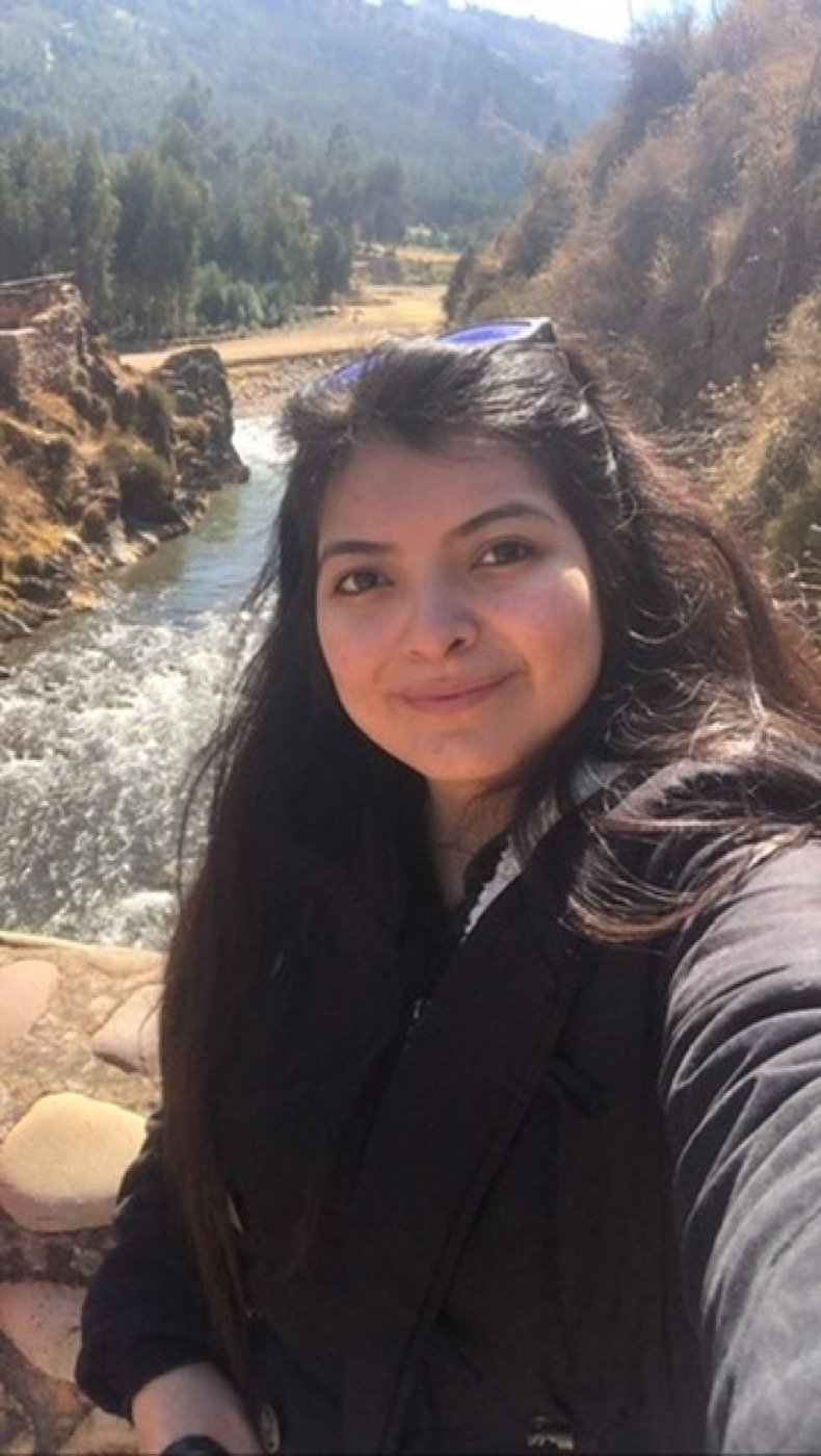 Mariel Cárdenas de día junto a un río en los alrededores de Cusco