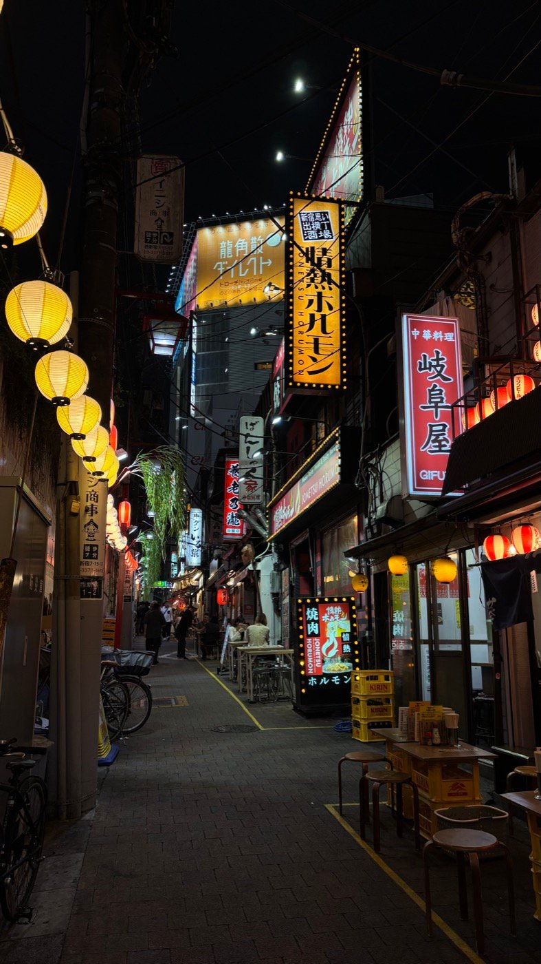 Callejón iluminado con faroles y letreros en Omoide Yokochō, Tokio