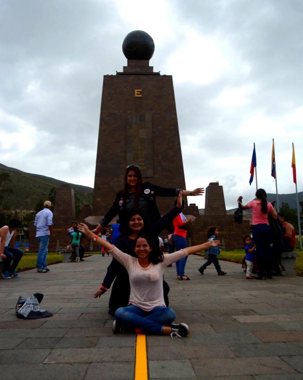 Mariel Cárdenas y sus amigas en la Mitad del Mundo, Ecuador