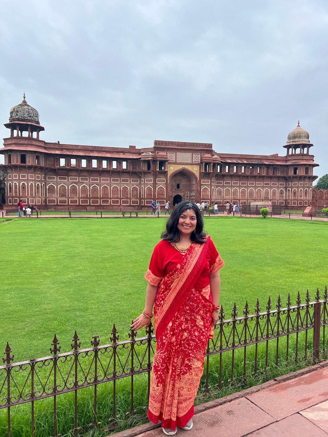 Mariel Cárdenas frente al Fuerte Rojo de Agra, en la India