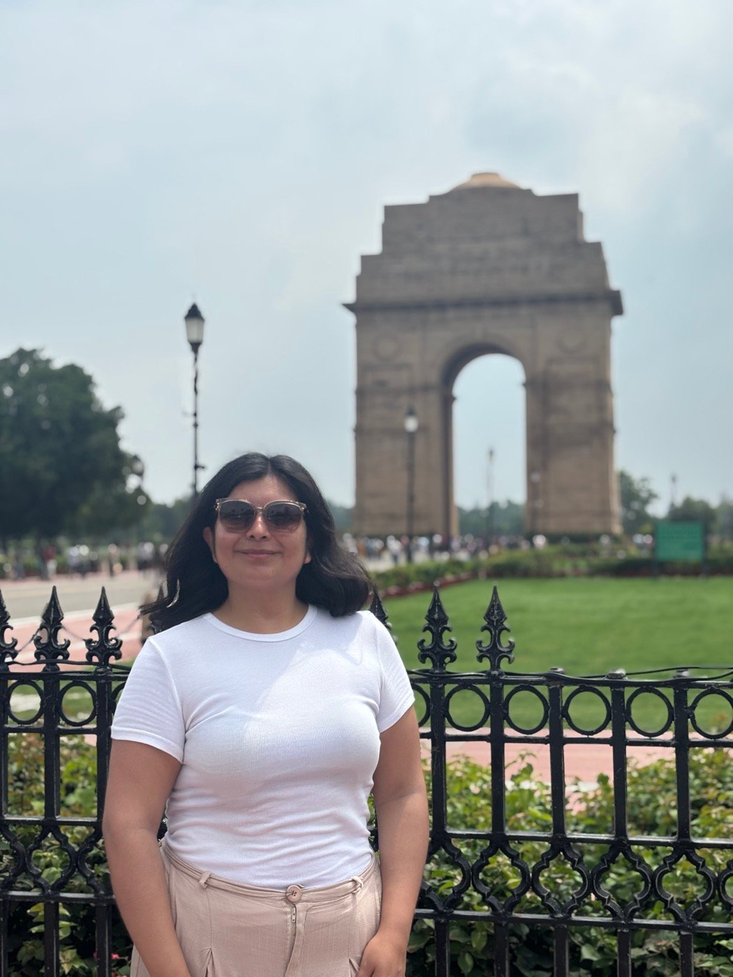Mariel Cárdenas frente a India Gate, en Nueva Delhi