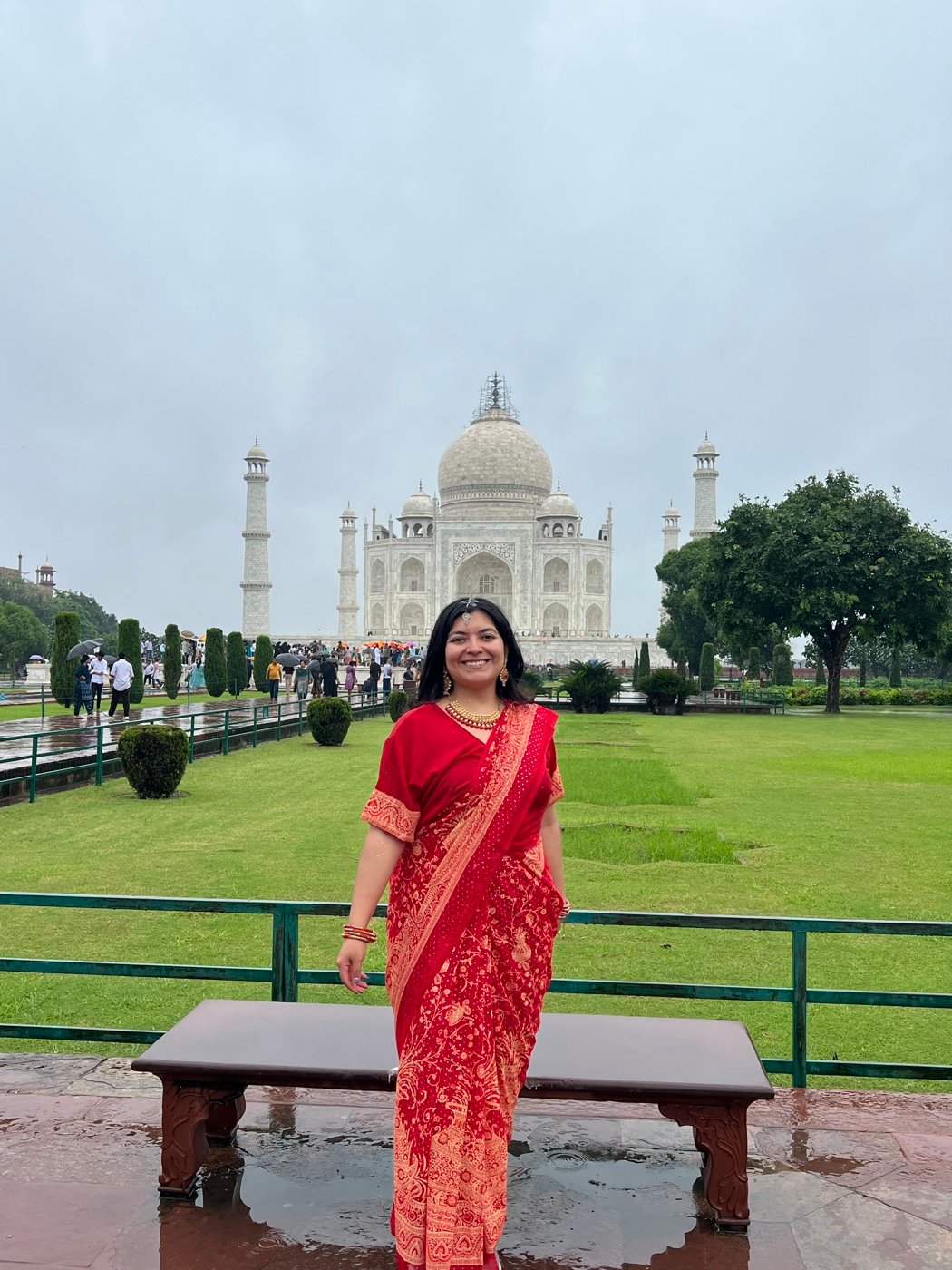 Mariel Cárdenas posando frente al Taj Mahal en Agra, India