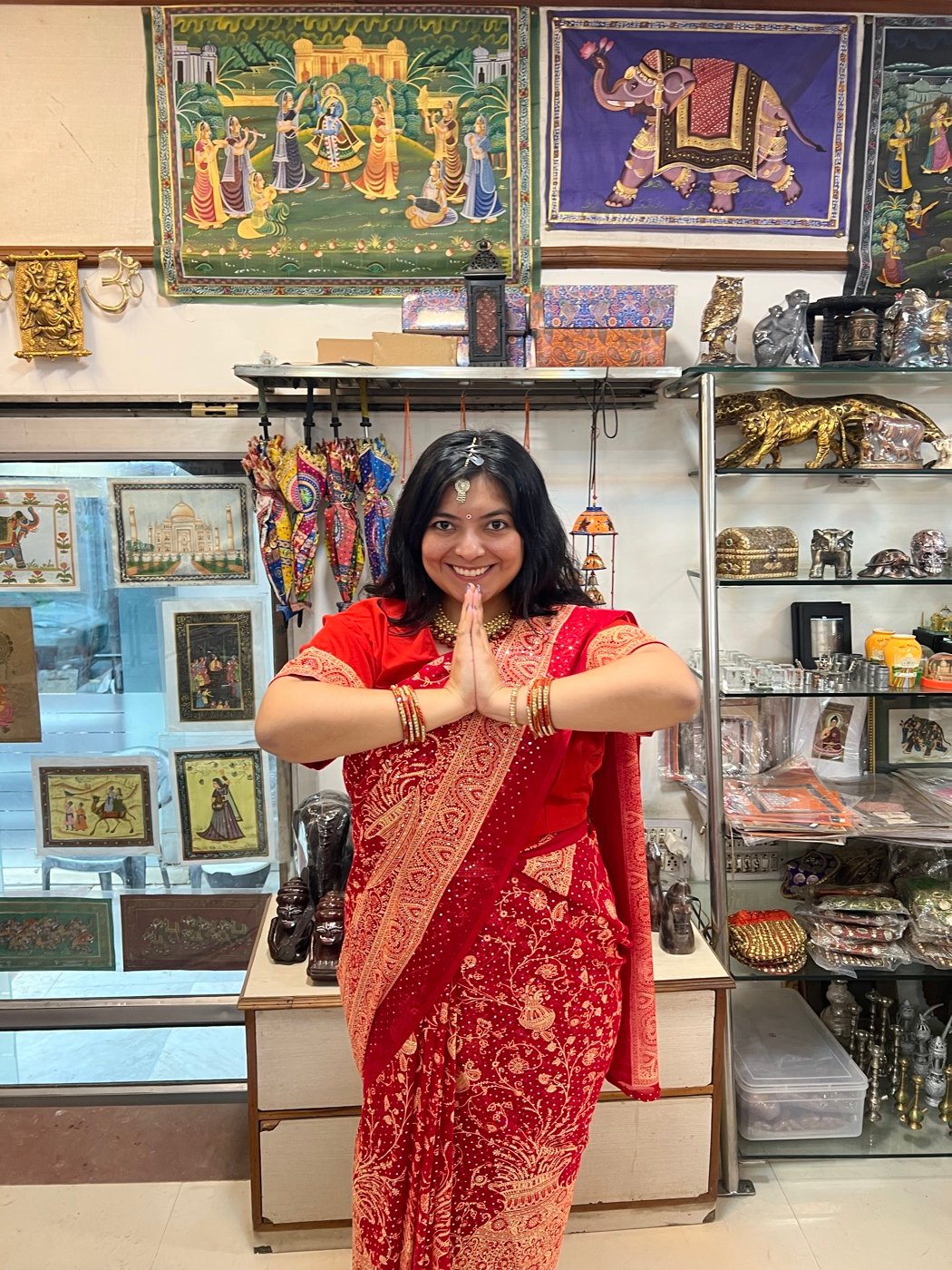 Mariel Cárdenas con el traje típico de la India haciendo el saludo de namasté