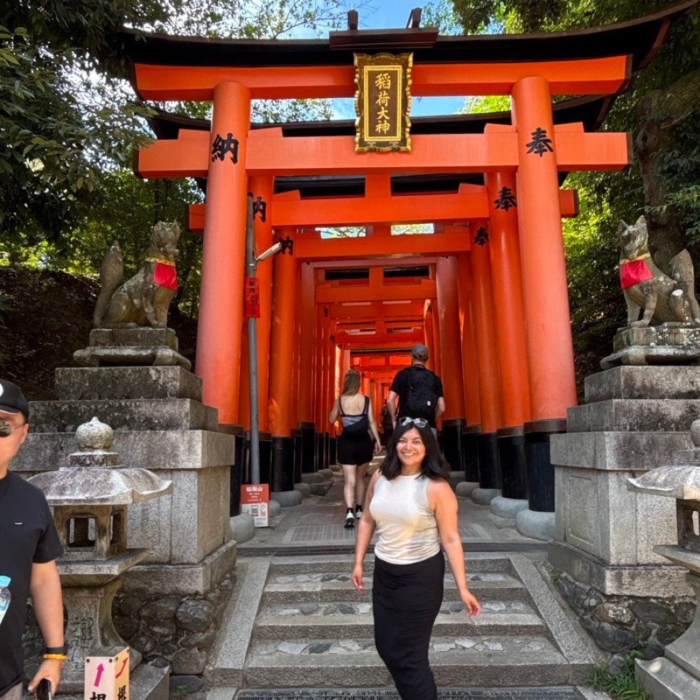Mariel Cárdenas caminando entre los torii de Fushimi Inari, en Kioto, Japón