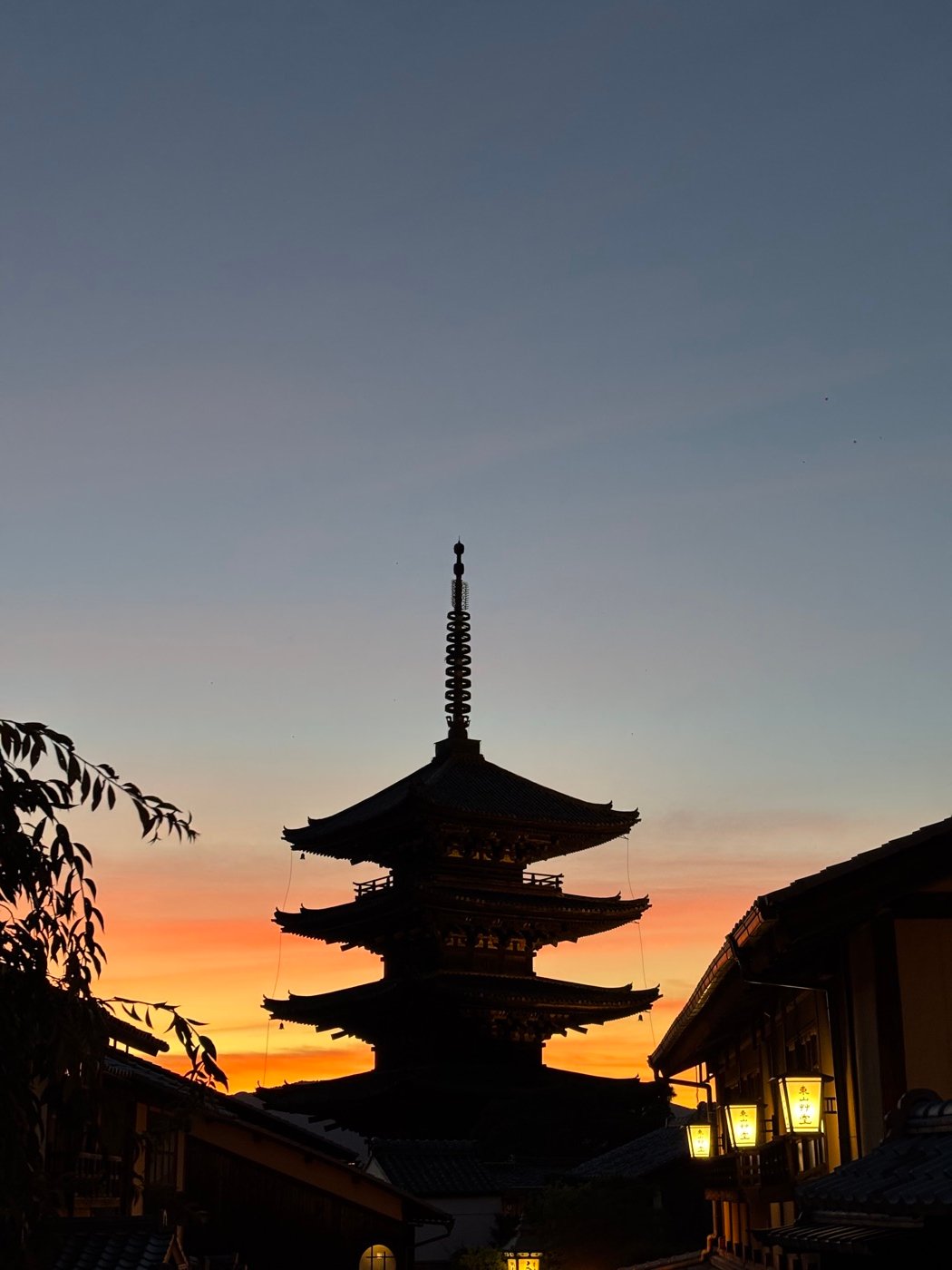 Silueta de una pagoda al atardecer en Kioto