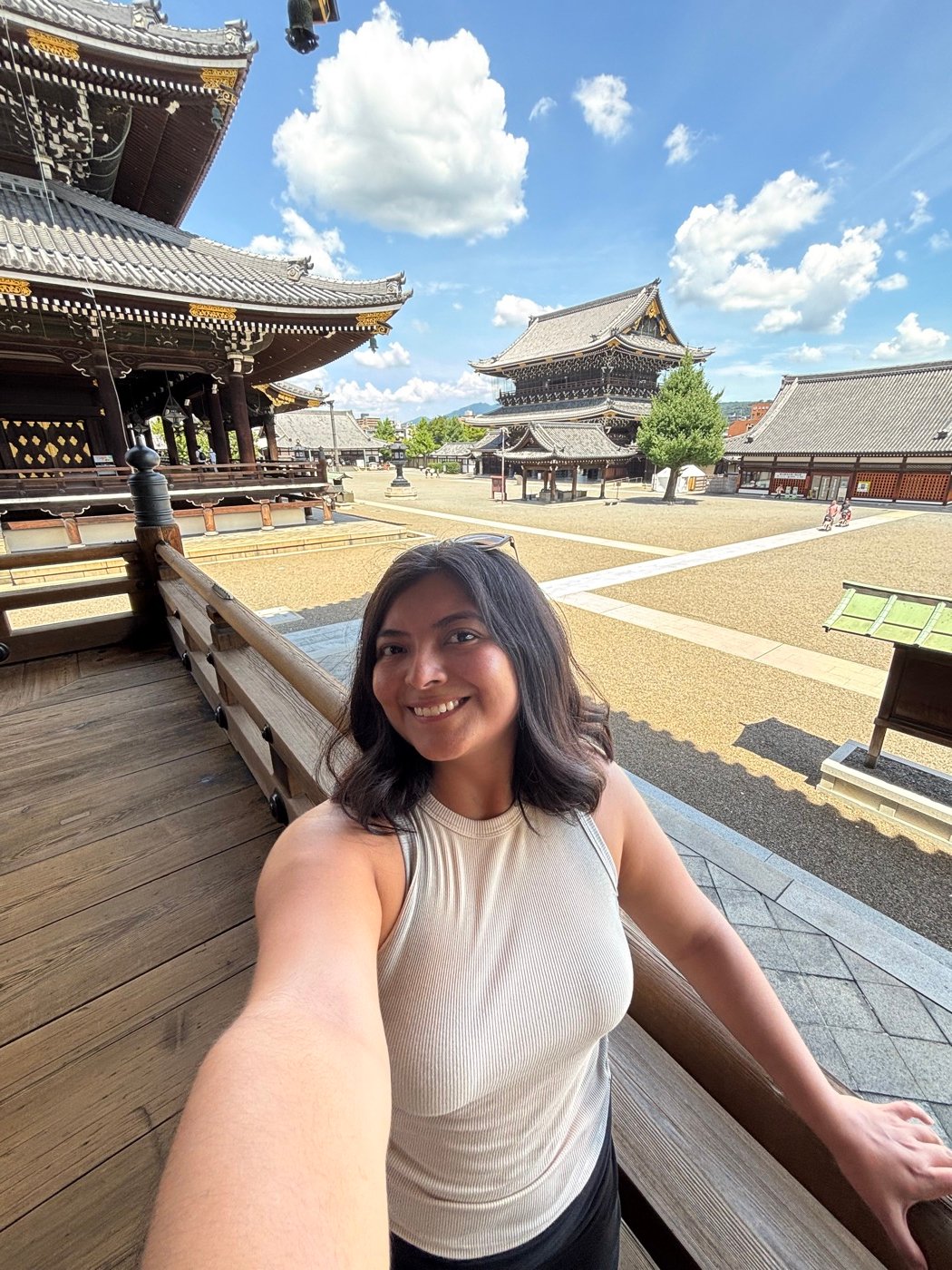 Mariel Cárdenas sonriendo en el templo Higashi Hongan-ji, en Kioto