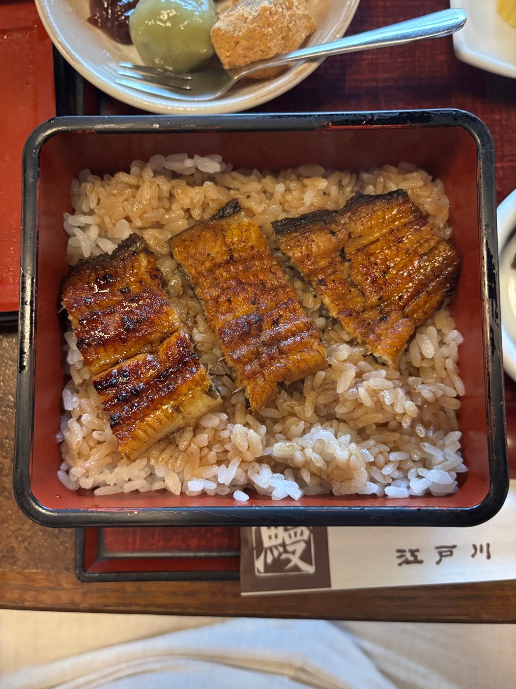 Almuerzo de anguila a la parrilla sobre arroz en una caja laqueada, en Nara