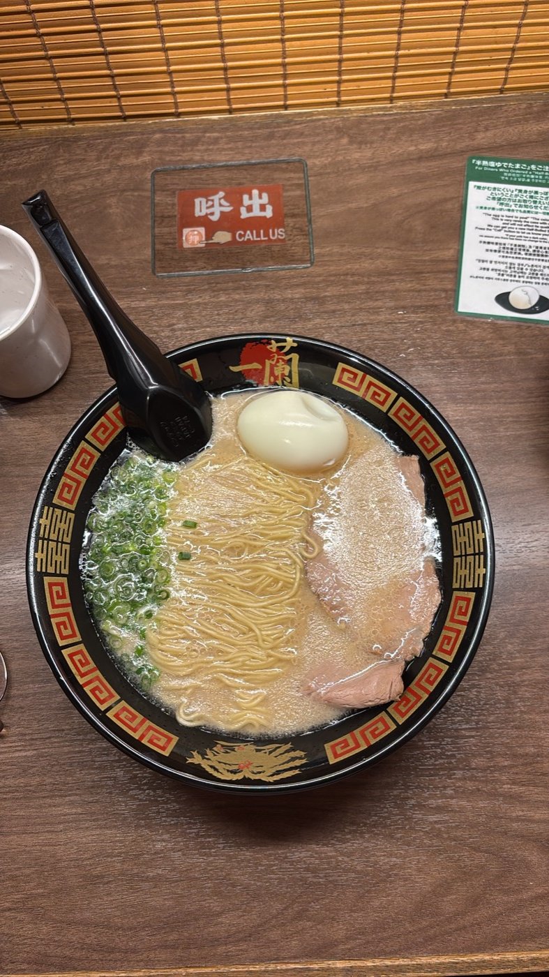 Cuenco de ramen de Ichiran con huevo y cerdo, en Osaka
