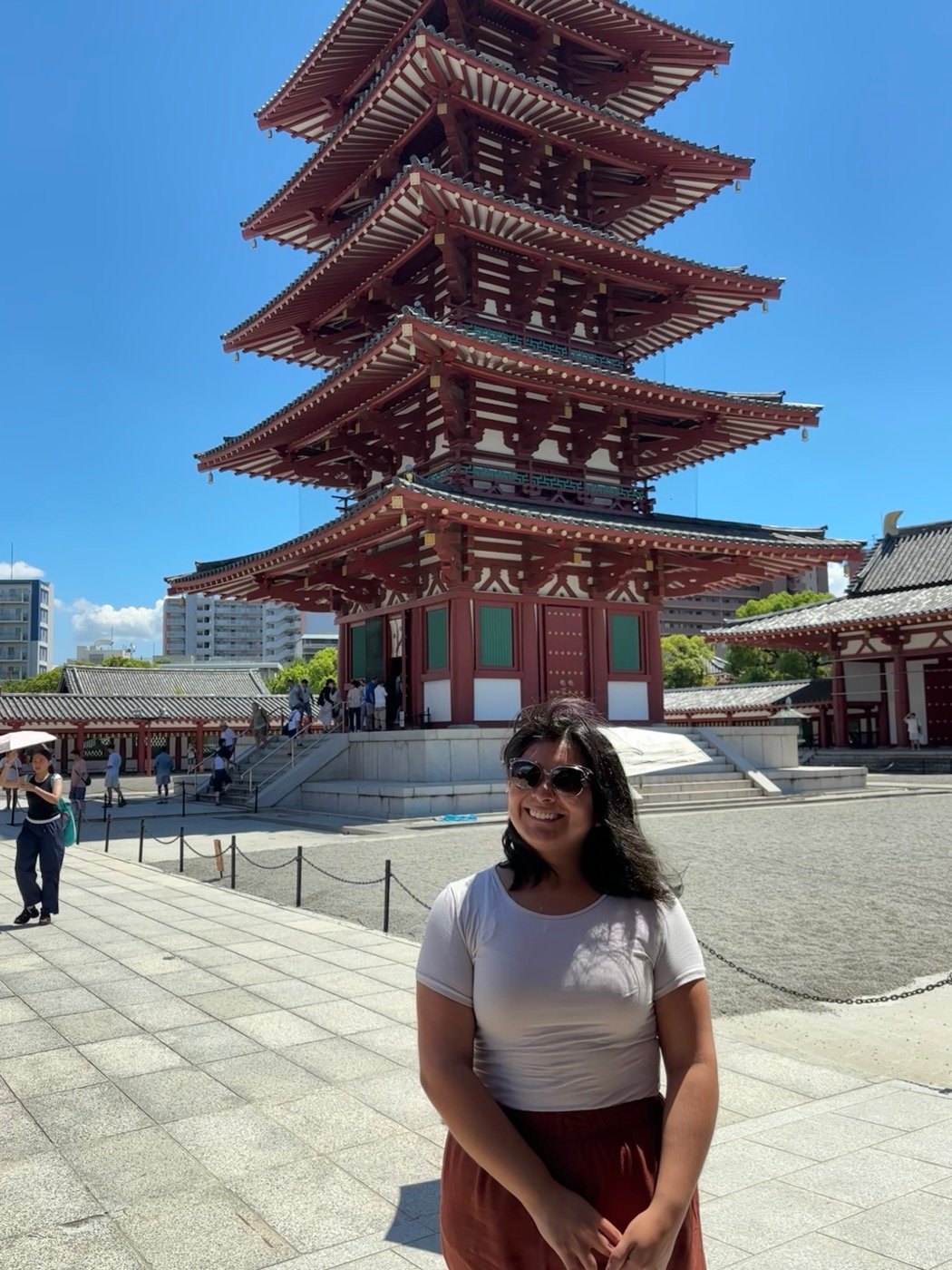 Mariel Cárdenas frente a la pagoda del templo Shitennō-ji, en Osaka
