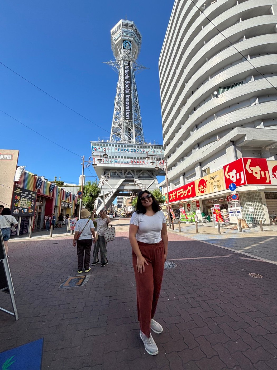 Mariel Cárdenas con la torre Tsutenkaku de fondo, en Osaka