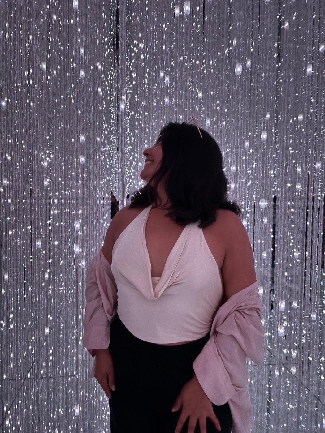 Mariel Cárdenas dentro de la instalación de luces de TeamLab Planets, en Tokio