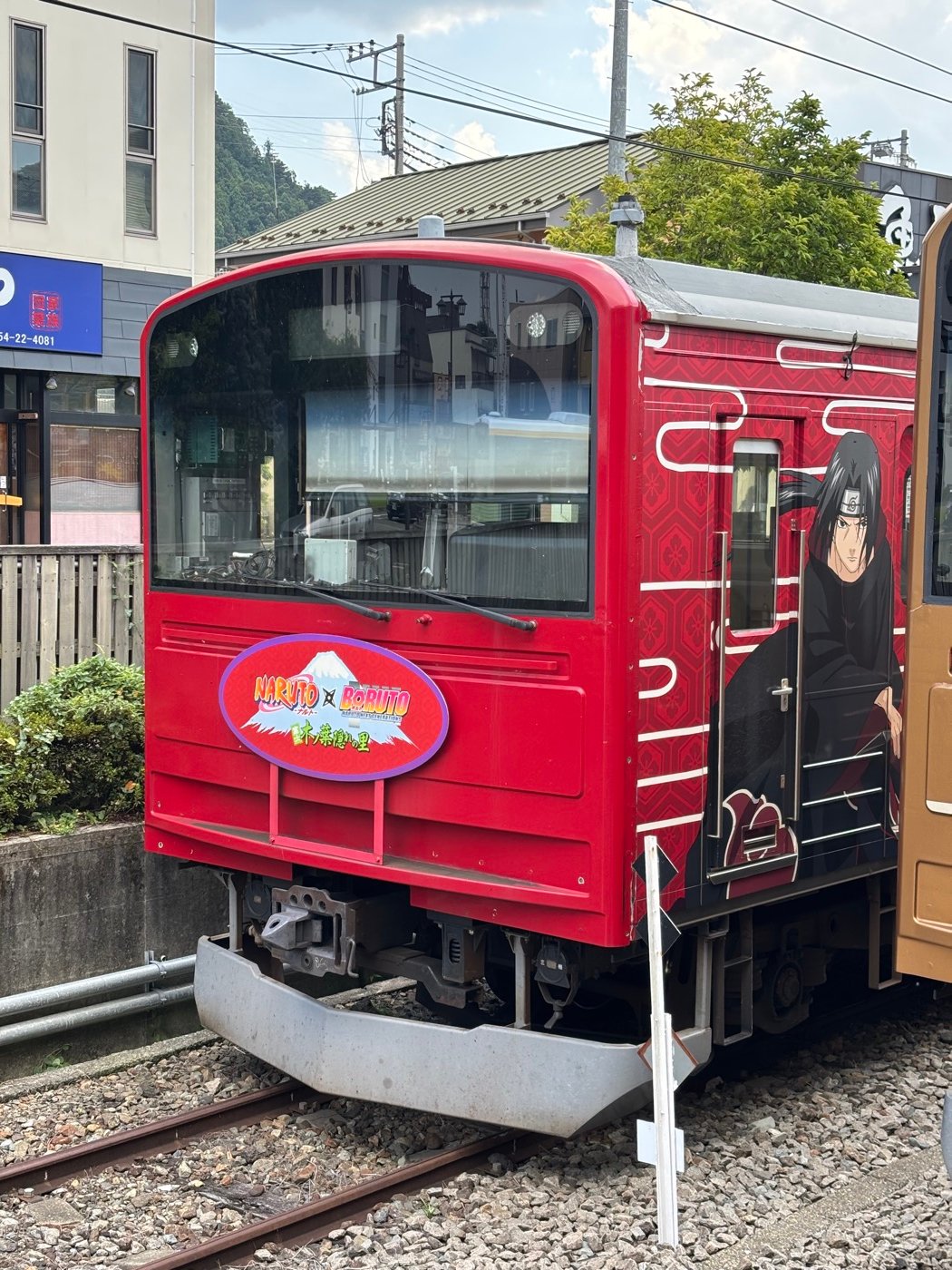 Tren decorado con personajes de Naruto en Kawaguchiko, Japón