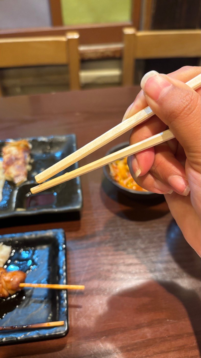 Yakitori con palillos en Omoide Yokochō, Tokio