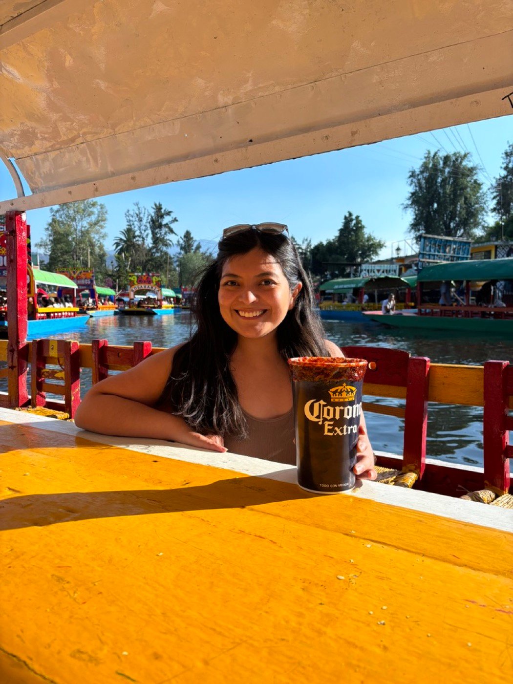 Mariel Cárdenas sonriendo en una trajinera de Xochimilco, en Ciudad de México