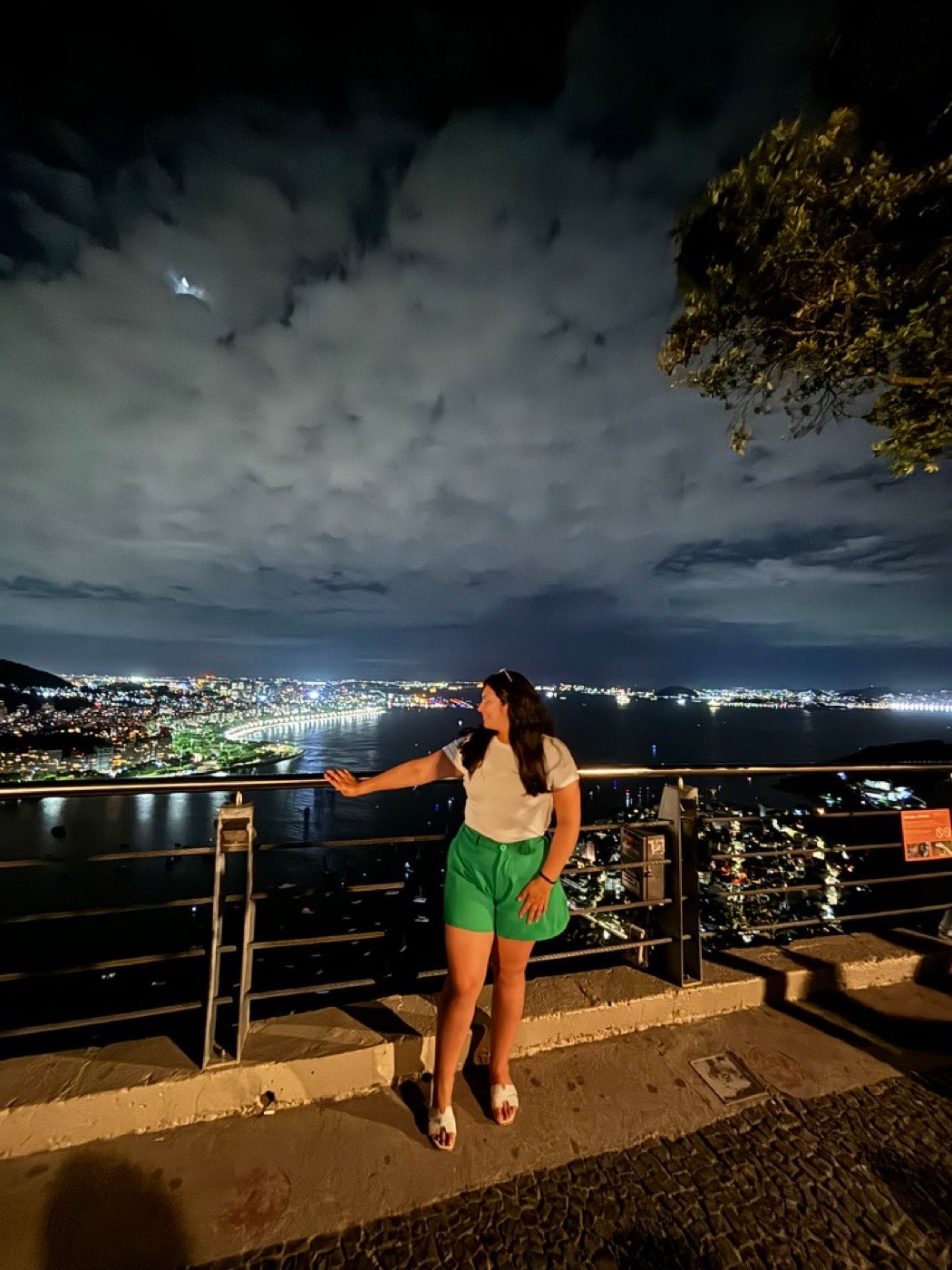 Mariel Cárdenas de noche en el Pão de Açúcar, con las luces de Río de Janeiro de fondo