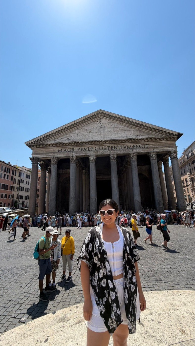 Mariel Cárdenas frente al Panteón de Roma en un día de verano