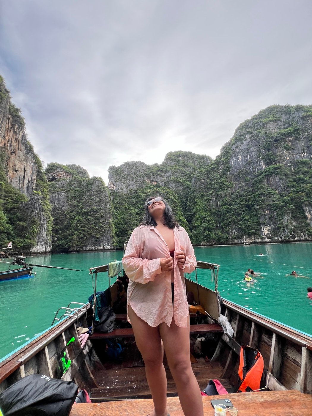 Mariel Cárdenas en un barco entre los acantilados de Pi Leh Bay, en las islas Phi Phi, Tailandia