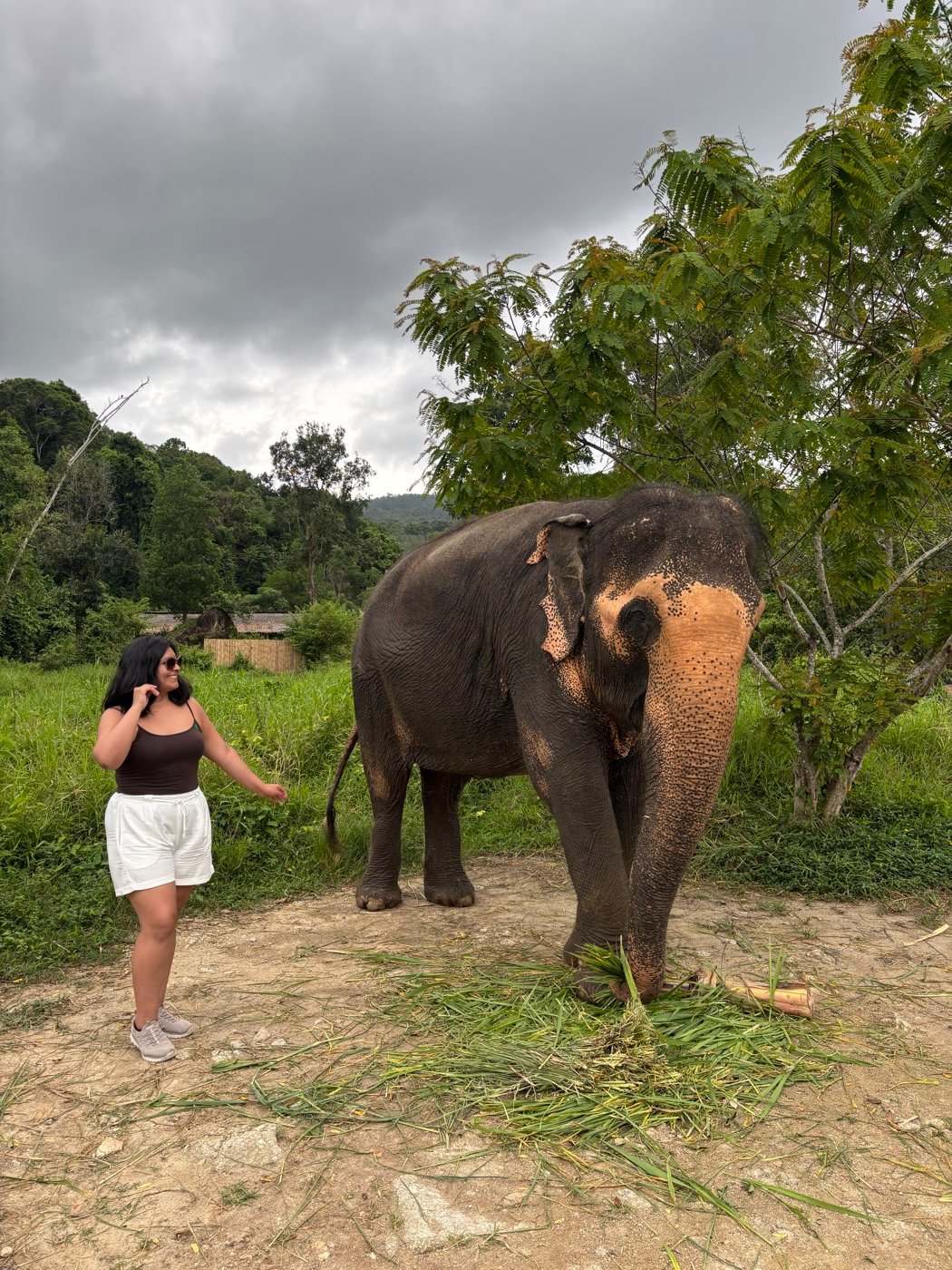 Mariel Cárdenas junto a un elefante en el Bukit Elephant Park, Phuket