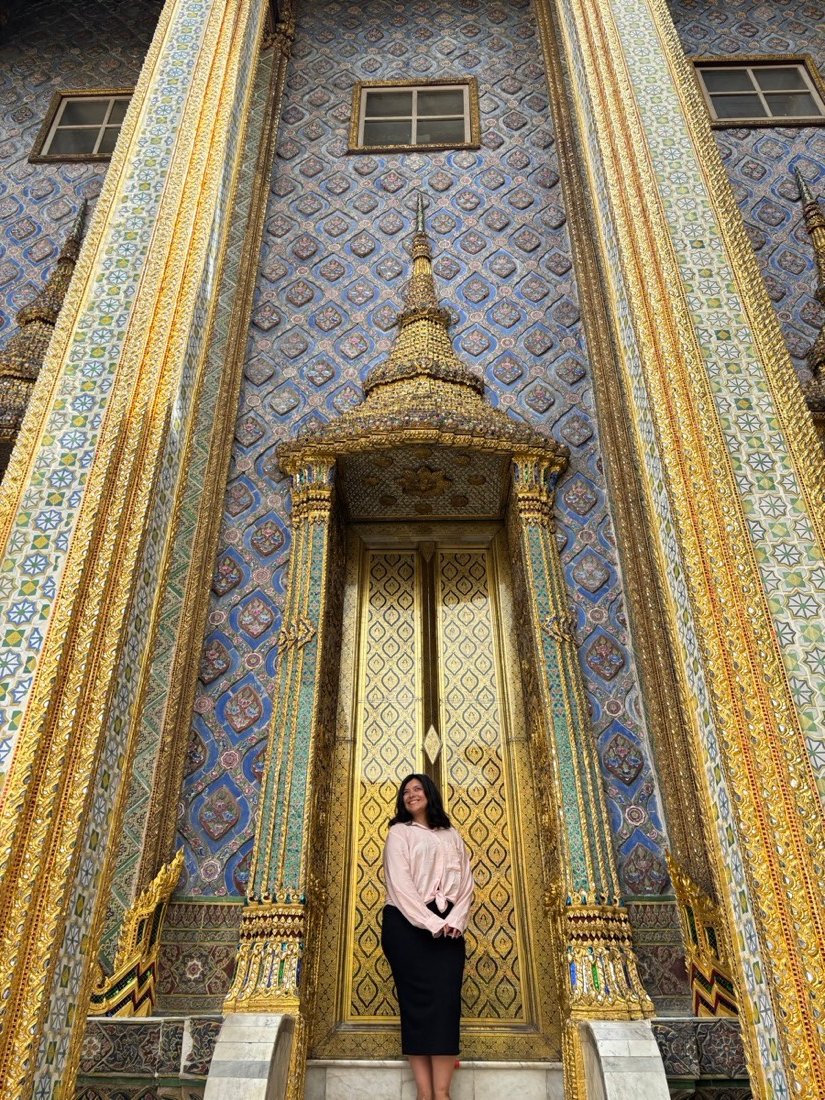 Mariel Cárdenas frente a los detalles dorados del Gran Palacio de Bangkok, Tailandia