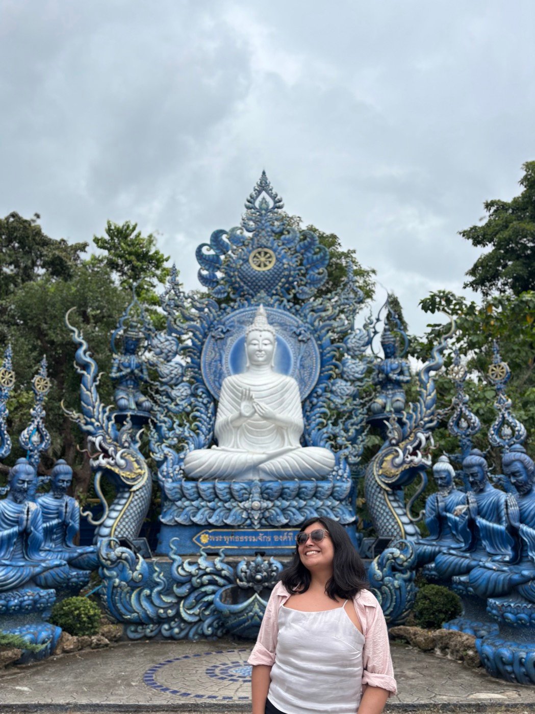 Mariel Cárdenas frente a la estatua de Buda del Templo Azul, Wat Rong Suea Ten, en Chiang Rai