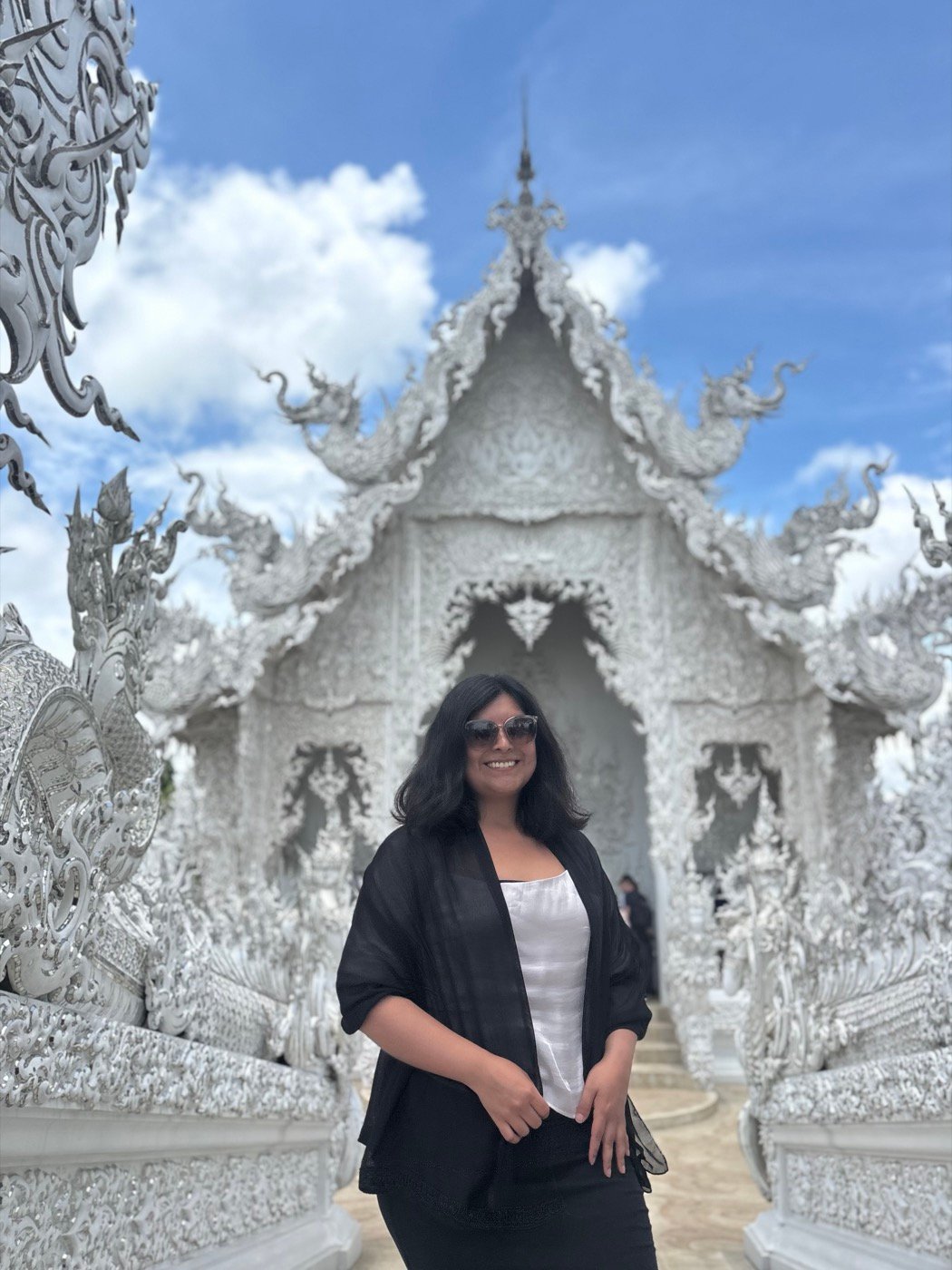 Mariel Cárdenas frente al Templo Blanco, Wat Rong Khun, en Chiang Rai