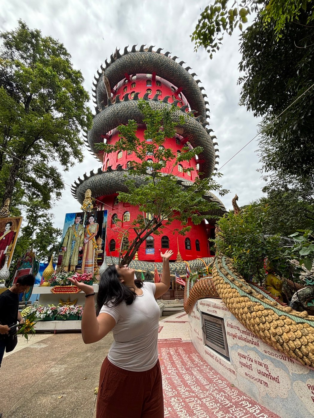Mariel Cárdenas frente a la torre del Wat Samphran, el Templo del Dragón, cerca de Bangkok