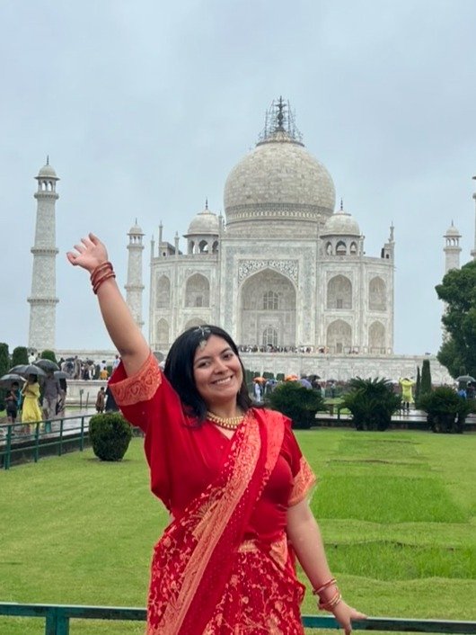 Mariel Cárdenas frente al Taj Mahal, India