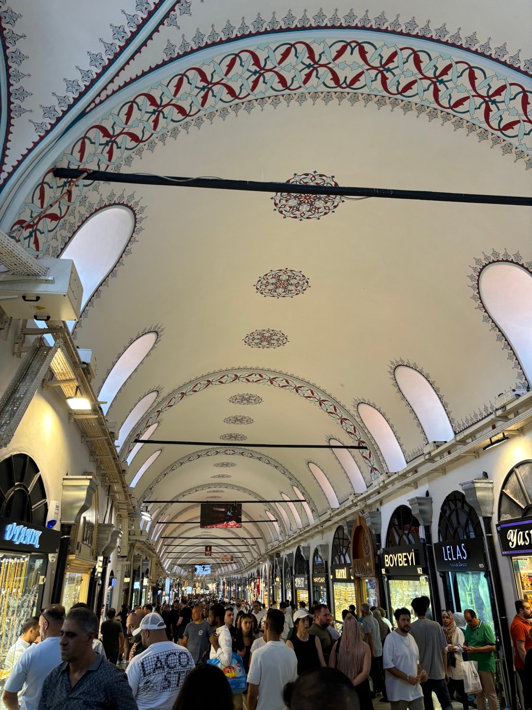 Pasillo techado del Gran Bazar de Estambul con tiendas y visitantes