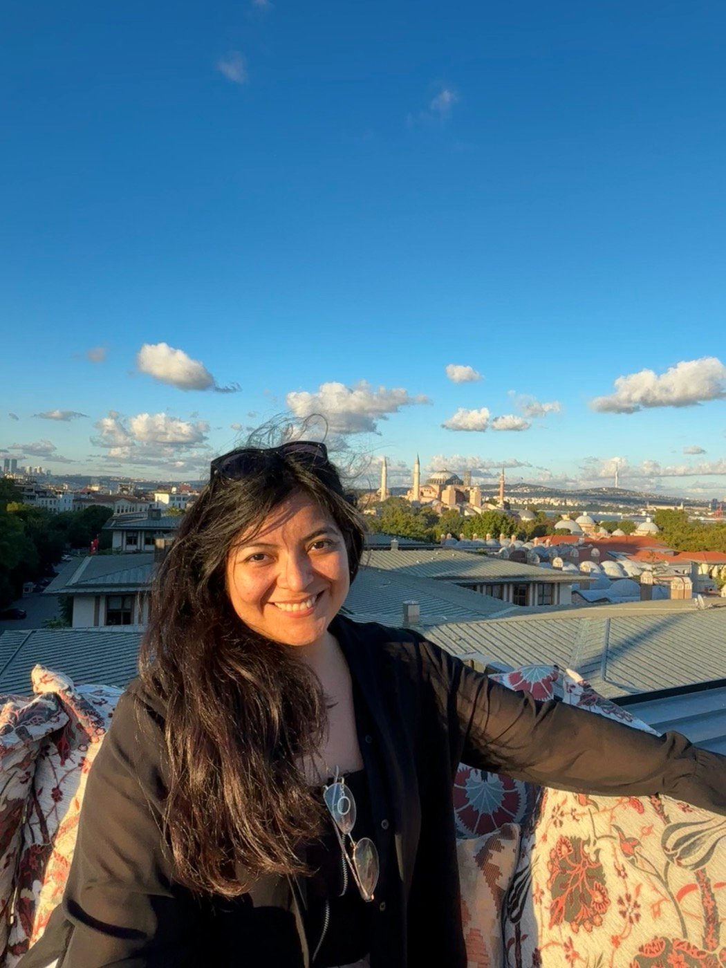 Mariel Cárdenas en un rooftop de Estambul con Santa Sofía y las mezquitas de fondo